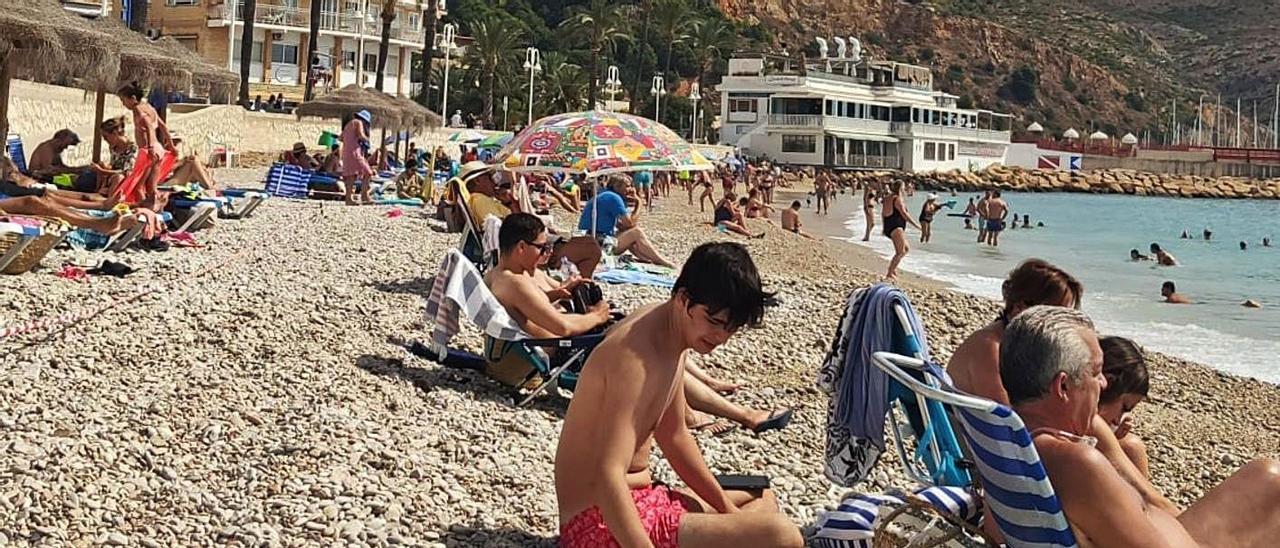 Bañistas en la playa de la Grava de Xàbia un día de agosto con su aforo al 100%.  |