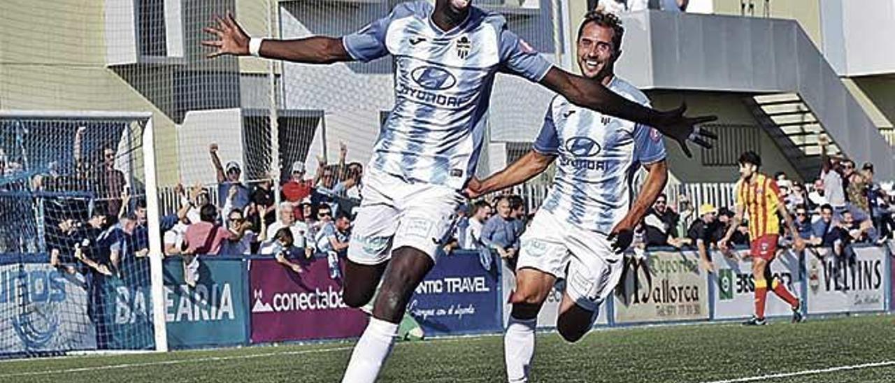 Nuha celebra su primer gol al Lleida, un triunfo que dio el campeonato al Atlético Baleares.