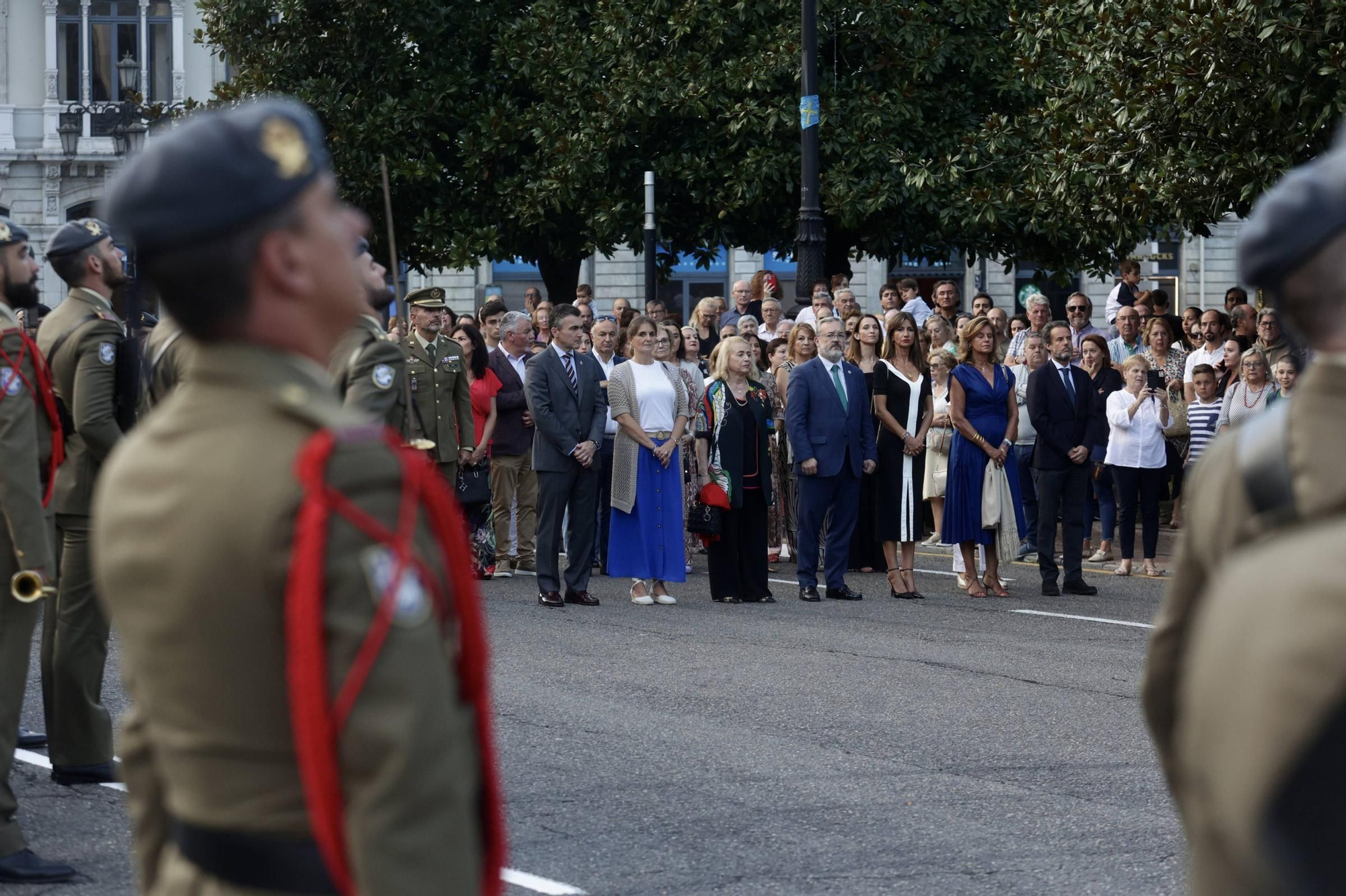 EN IMÁGENES: Así fue el izado de la bandera de España en la plaza de la Escandalera de Oviedo