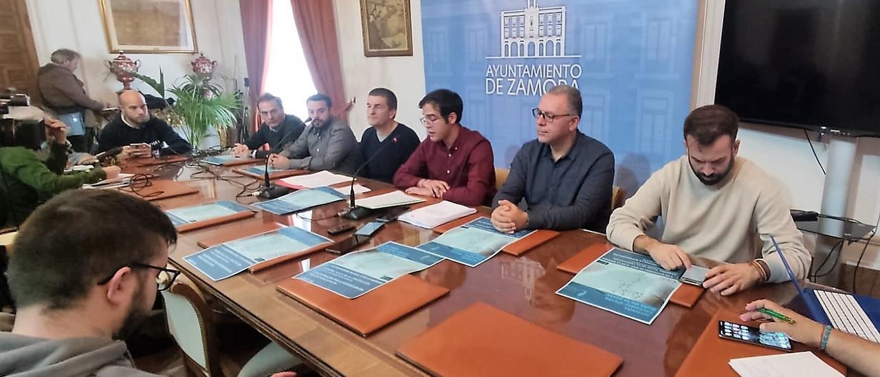 Representantes de los grupos políticos municipales junto al presidente de la Asociación Ferroviaria Zamorana.