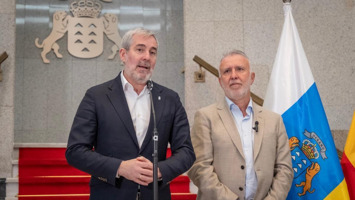 El presidente Fernando Clavijo (i) y el ministro Ángel Víctor Torres tras el encuentro que mantuvieron e 30 de marzo.