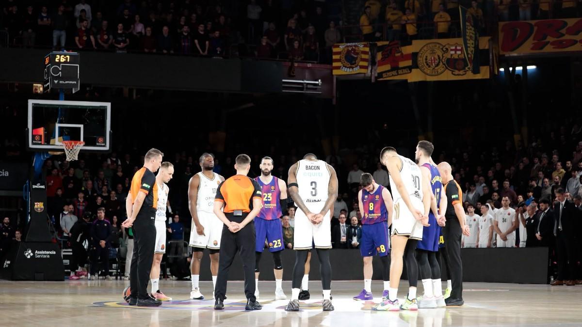 Se guardó un emotivo minuto de silencio en el Palau por el accidente ferroviaro de Adamuz