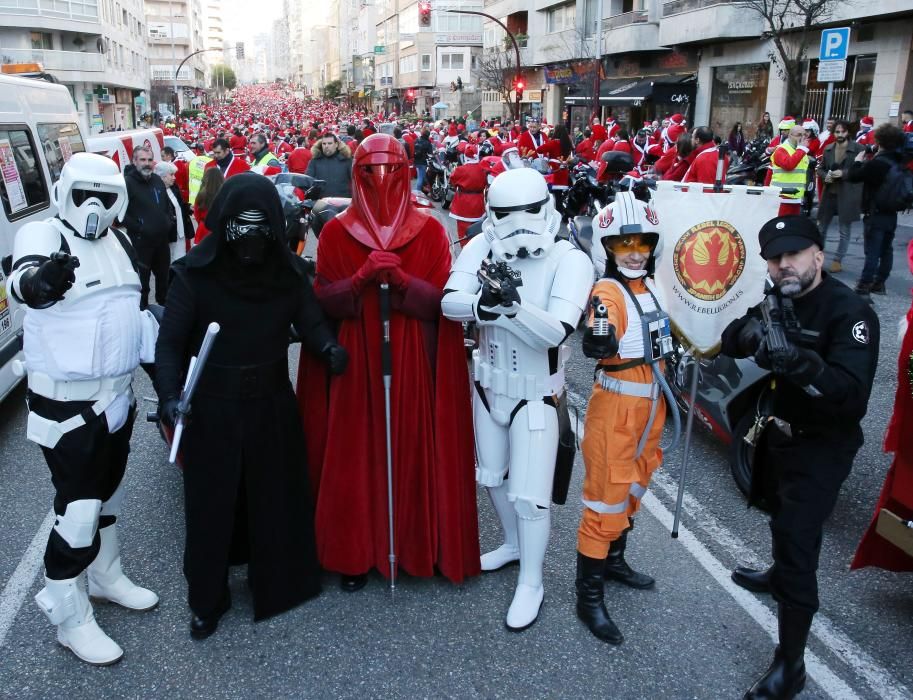 La clásica Papanoelada Motera vuelve a inundar las calles viguesas de espíritu navideño.