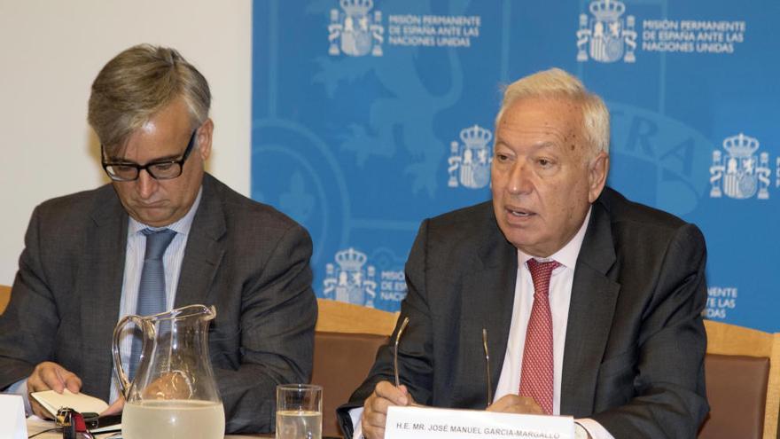 El ministro de Asuntos Exteriores en funciones, José Manuel García Margallo (d), acompañado por el secretario de Estado de Asuntos Exteriores, Ignacio Ybañez (i), durante la reunión que ha mantenido hoy, en la sede de la Misón Permanente de España ante la ONU, con representantes de la comunidad judía en los Estados Unidos.