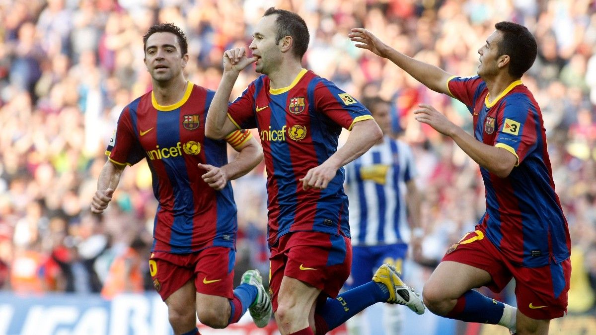 Andrés Iniesta celebra junto a Xavi y Pedro un gol ante el Espanyol
