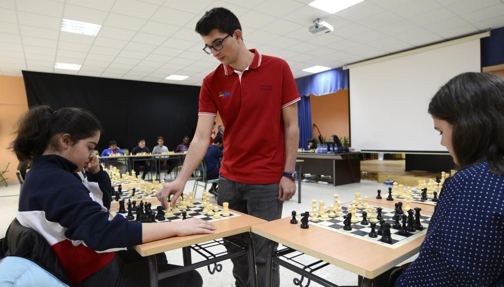 El arte del ajedrez llega a la clase en lalín