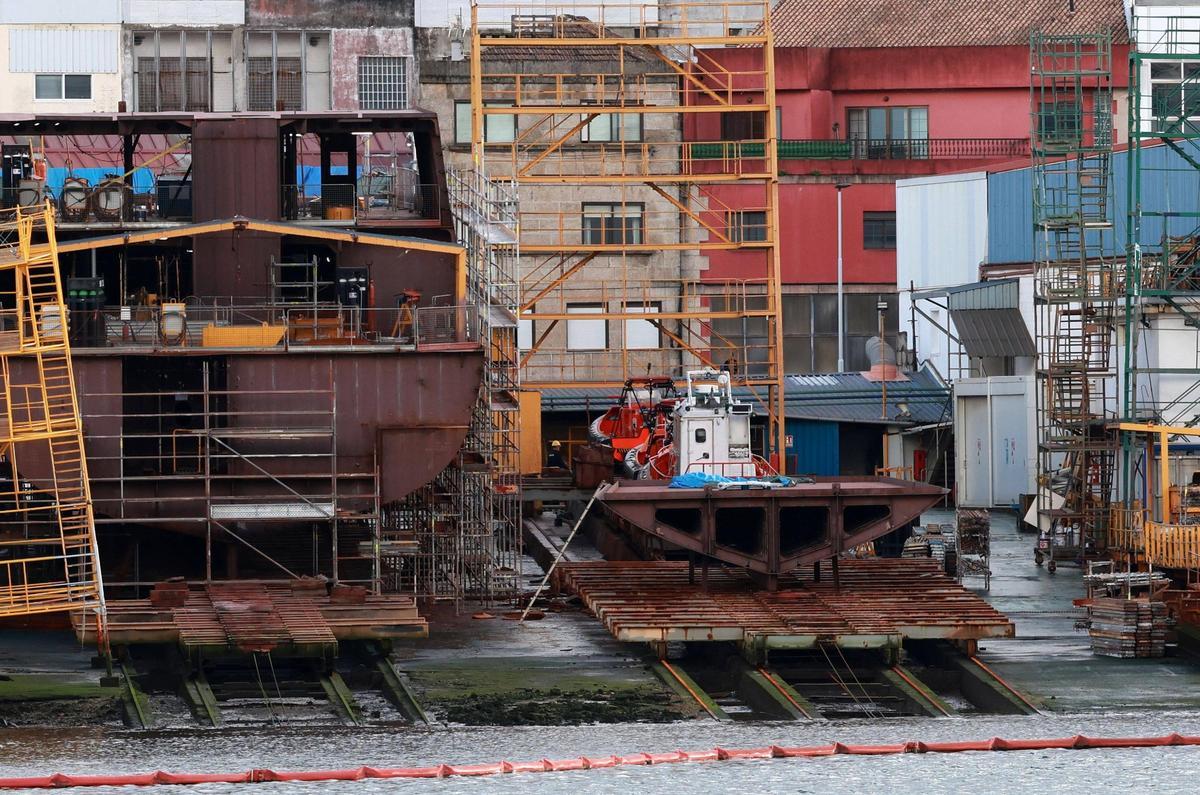 La primera patrullera, a la izquierda, y la quilla de la segunda, en Astilleros Cardama