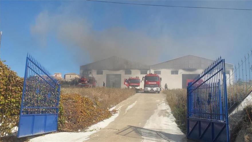 Arde un almacén de ajos en Aguilar