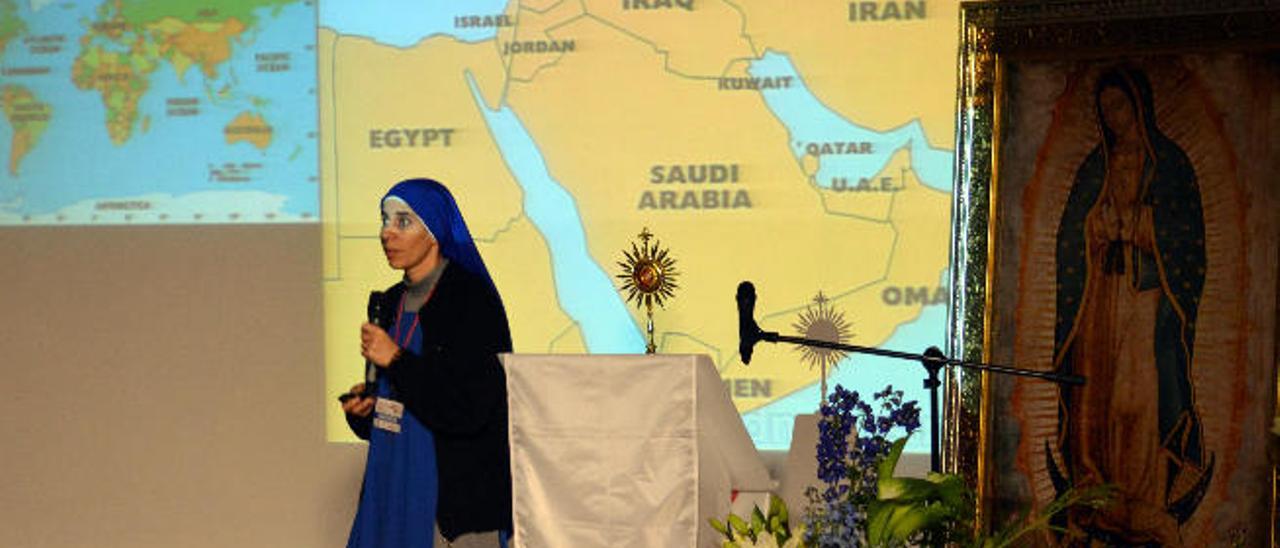 La hermana Guadalupe explica ante un mapa de Oriente Medio la persecución que sufren los cristianos.