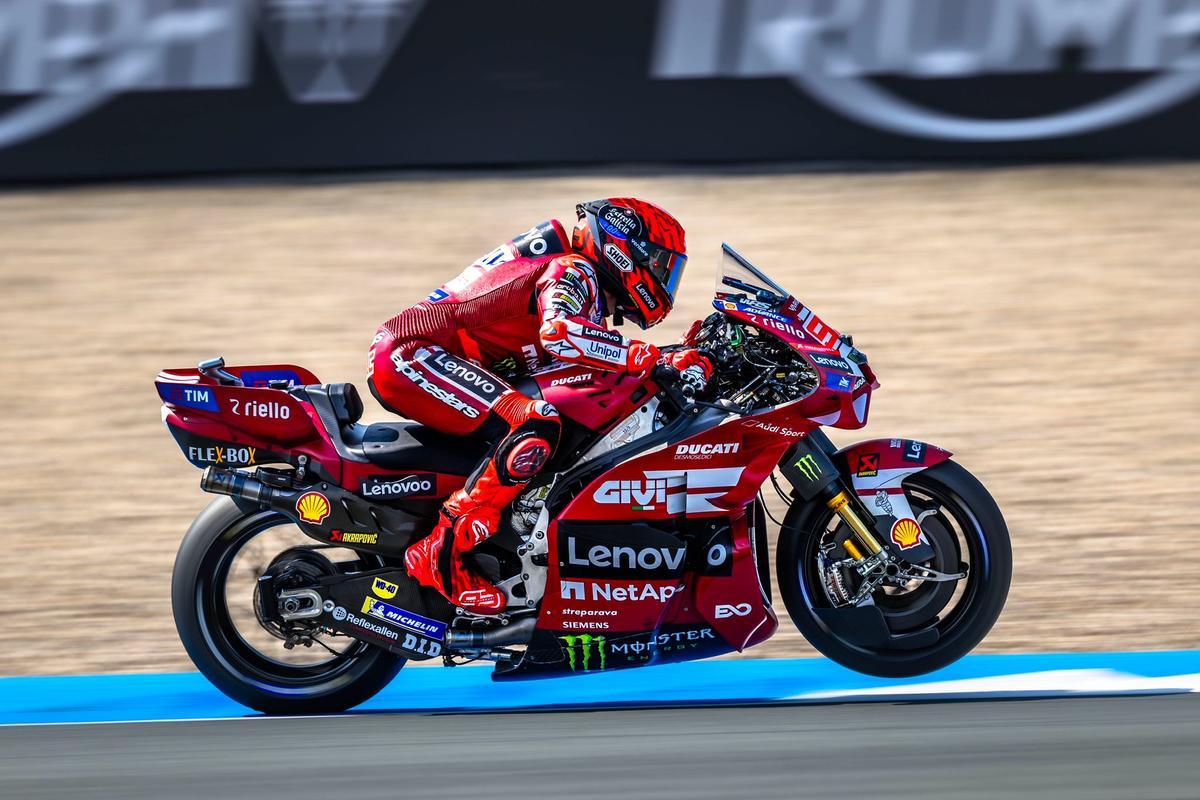 Marc Márquez (Ducati), saliendo de una curva con enorme aceleración.