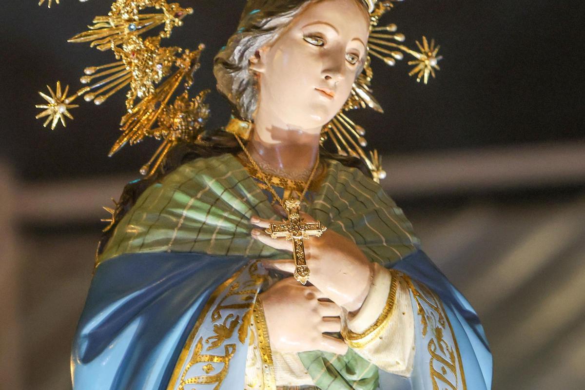 La Inmaculada Concepción lucía por primera vez en procesión la nueva Cruz de los Devotos