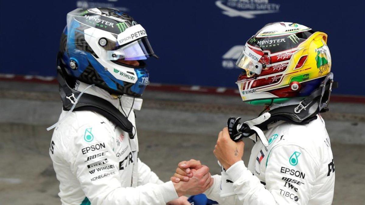 Hamilton y Vettel se intercambian los cascos