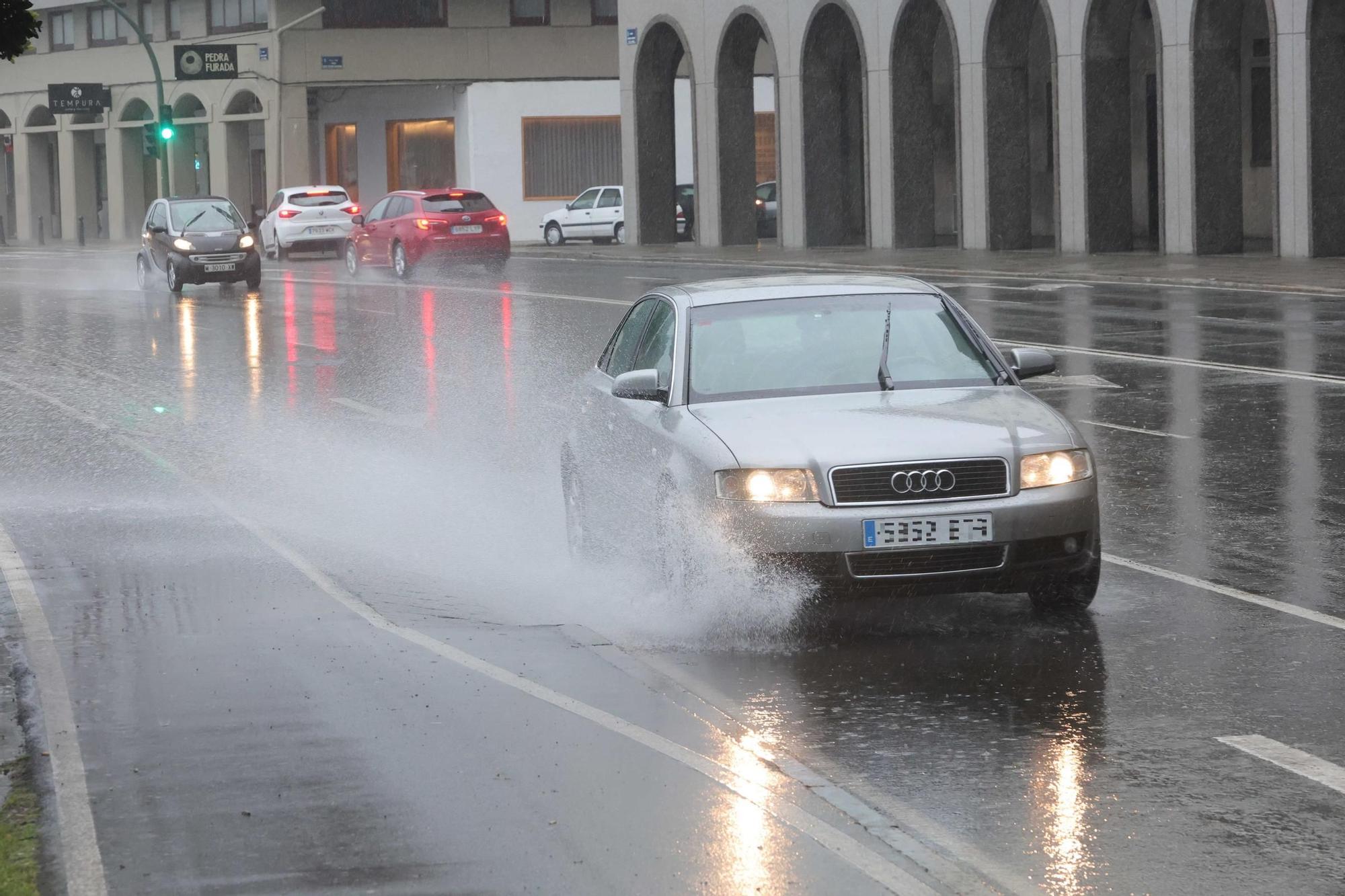 La lluvia no cesa y complica el tráfico en A Coruña - La Opinión de A Coruña