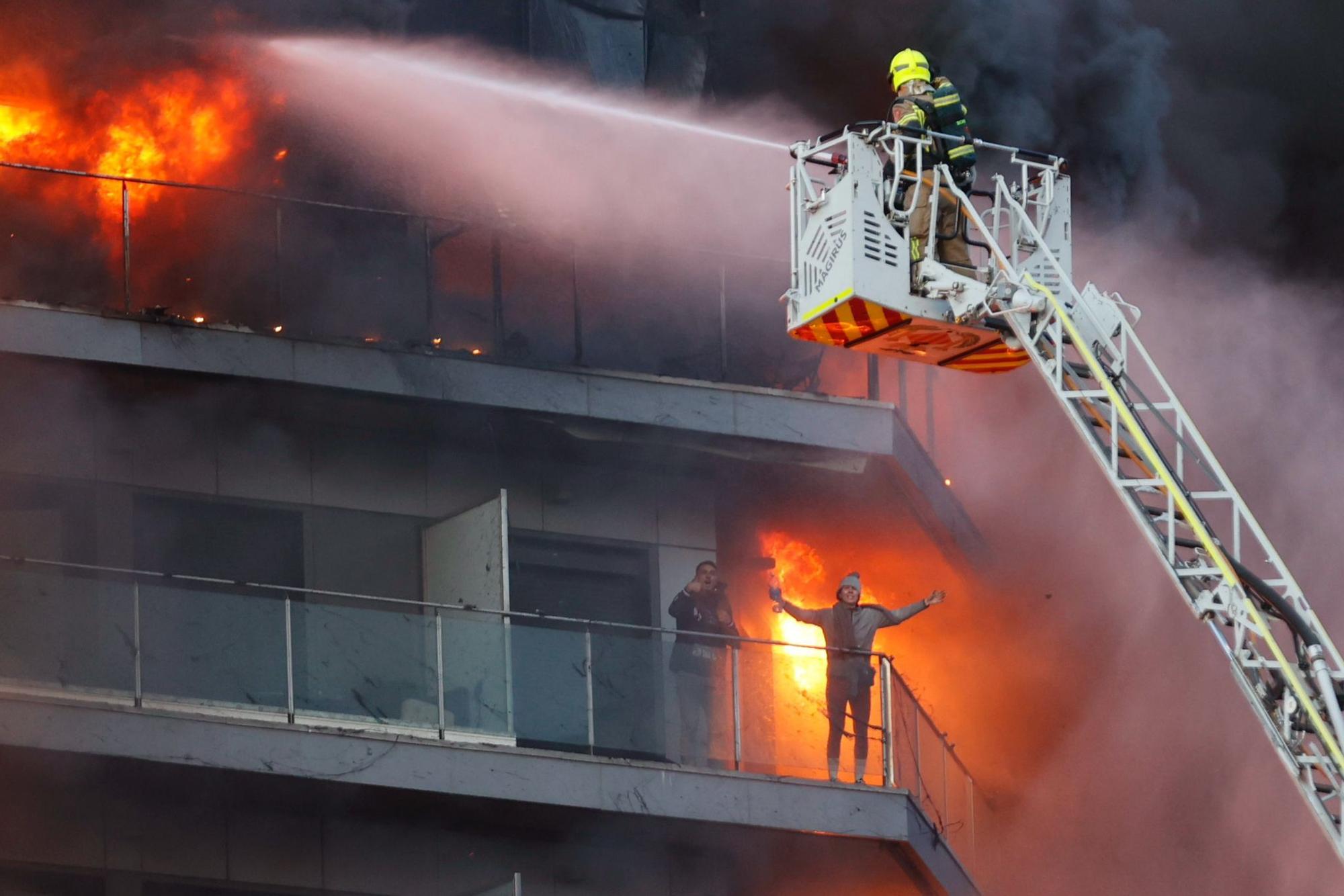 El trabajo de los bomberos en la trágico incendio de València