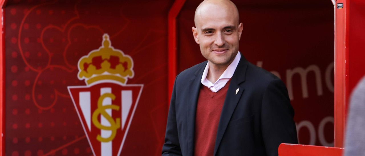 DAVID GUERRA, PRESIDENTE EJECUTIVO DEL REAL SPORTING DE GIJON, EN TUNEL DE VESTUARIOS DEL ESTADIO EL MOLINON.