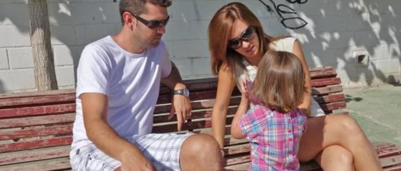 La pequeña Mónica, de tres años, junto a sus padres a la entrada del colegio.