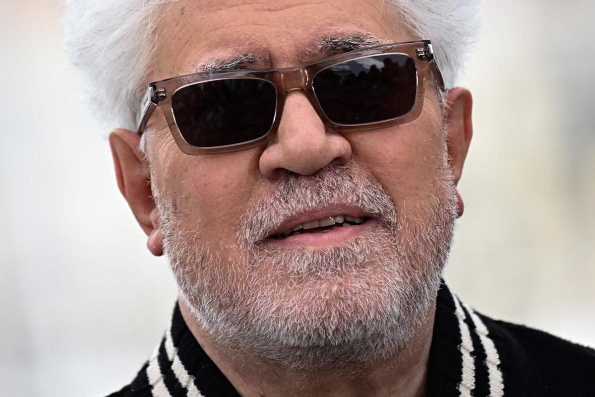 Pedro Almodóvar aterriza en Cannes. El cineasta estrena en Cannes el mediometraje ‘Extraña forma de vida’, con Ethan Hawke y Pedro Pascal, un wéstern protagonizado por dos gais que subvierte el género