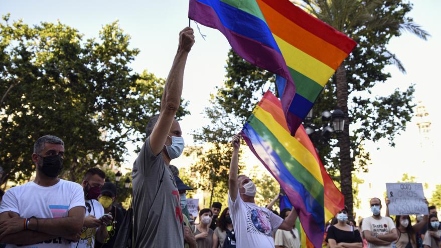 Manifestación contra la LGTBIfobia en Sevilla al grito de &quot;No son muertes, son asesinatos&quot;