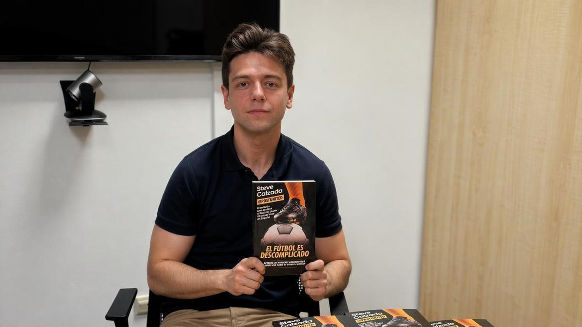 Calzada posa junto a su libro 'El fútbol es descomplicado'