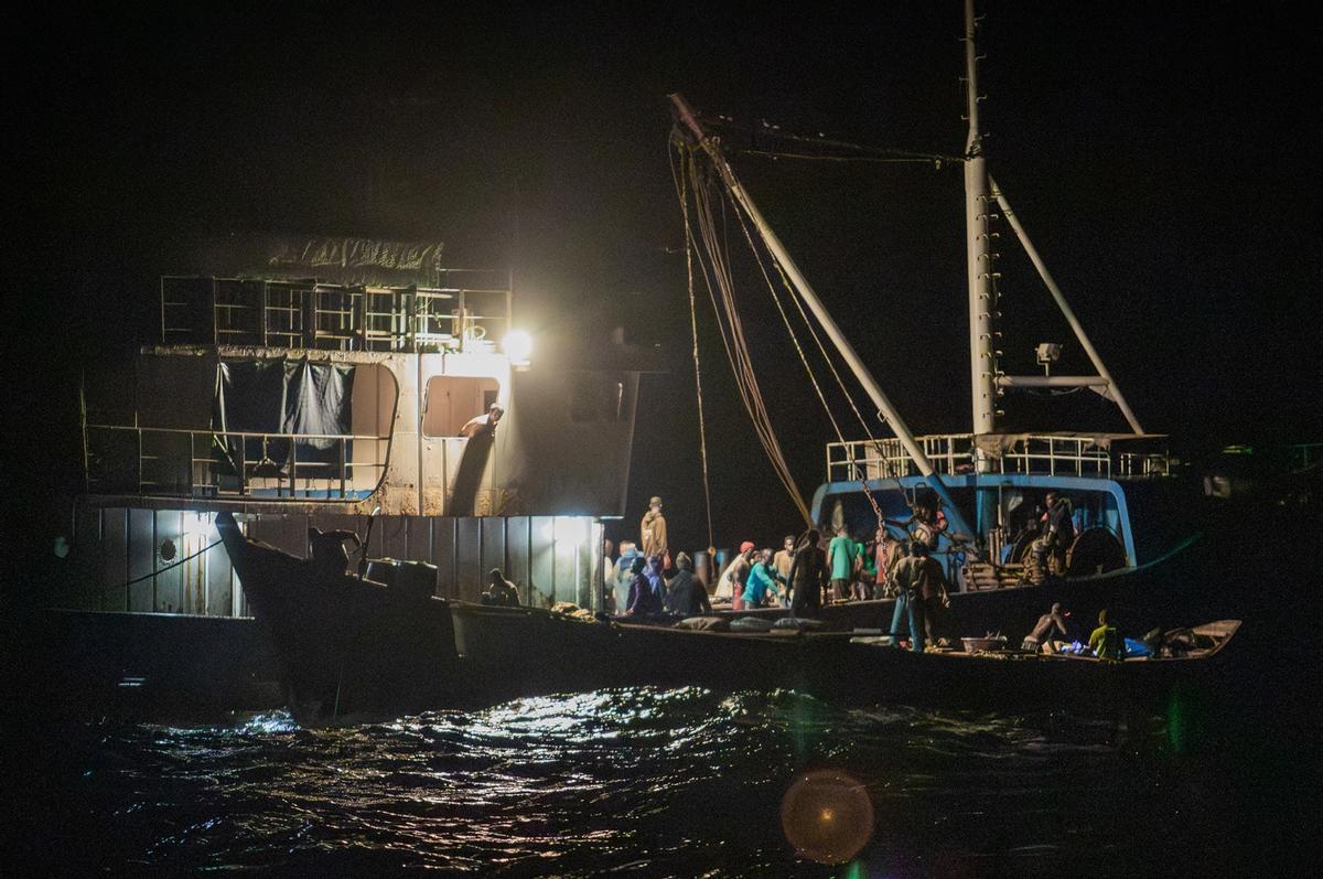 Buques abarloados durante una maniobra de saiko, que es el transbordo ilegal de pescado en el mar