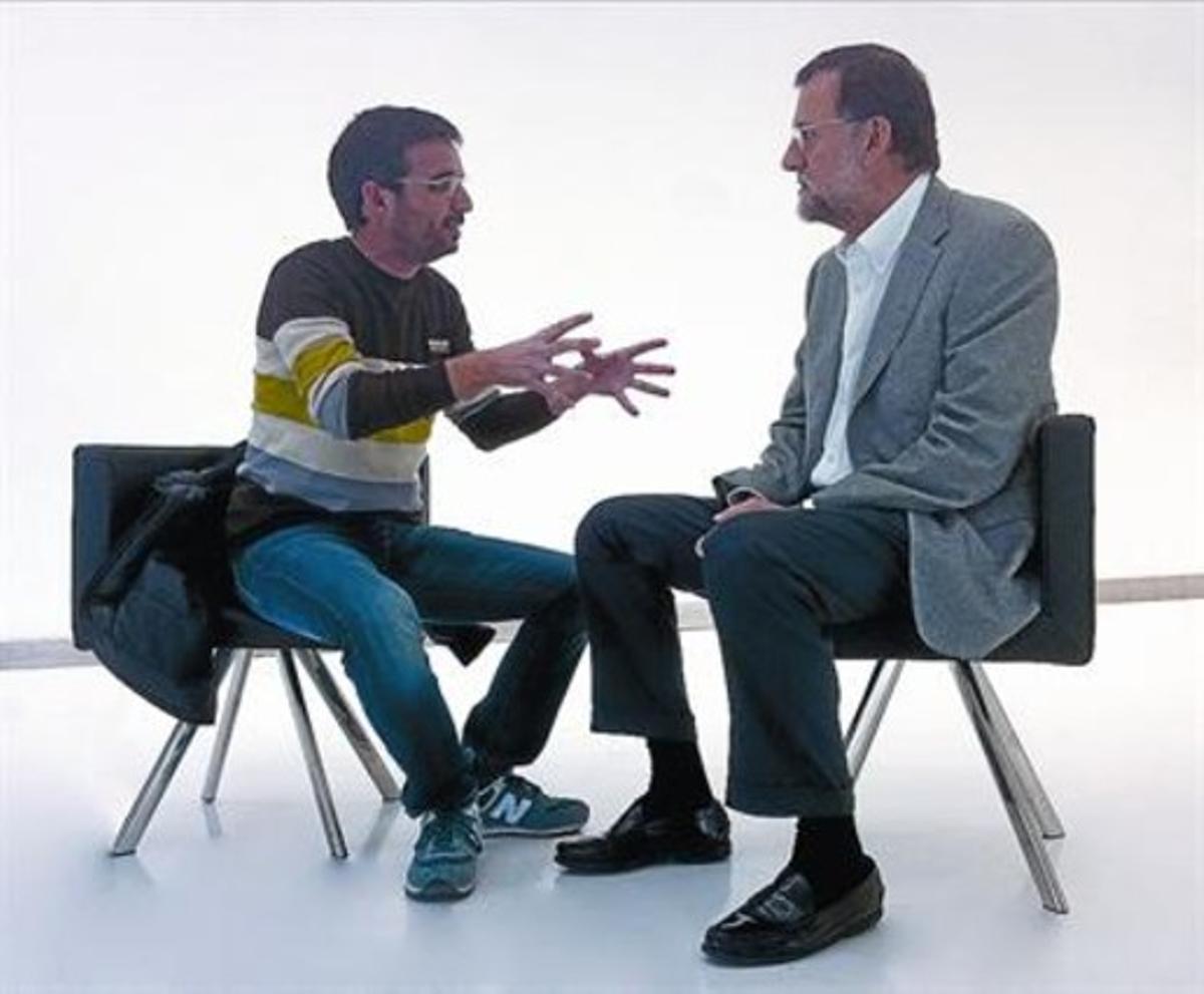 Jordi Évole gesticula mentre Rajoy se l’escolta durant l’entrevista.