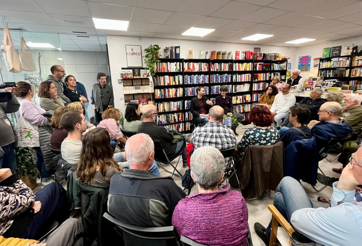 Una llibreria Vitel·la atapeïda de públic amb motiu de la presentació de la nova novel·la de Miquel Martín.