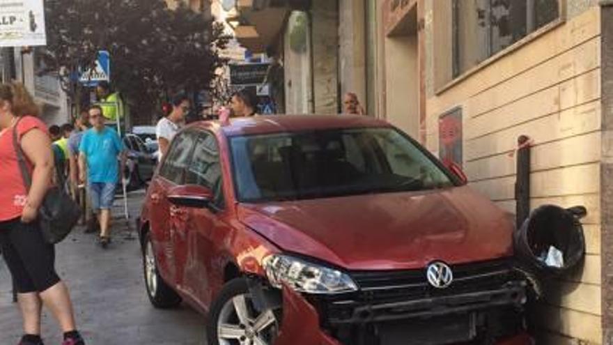 Un coche se sube a la acera de una avenida de Calp y crea alarma entre los viandantes