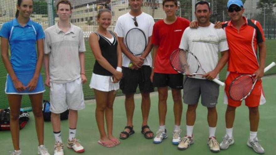 Andrei Medvedev junto a los tenistas locales María Martínez, Gonzalo Morell y Elena Belenova.