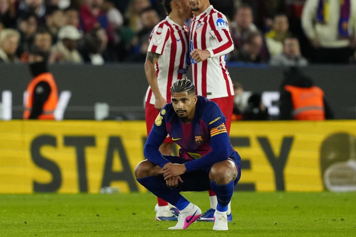 El defensa uruguayo del FC Barcelona Araujo a la finalización del partido de vuelta de las semifinales de la Copa del Rey que FC Barcelona y Atlético de Madrid han disputado en el Camp Nou. EFE/Alejandro García. (Atlético Madrid)