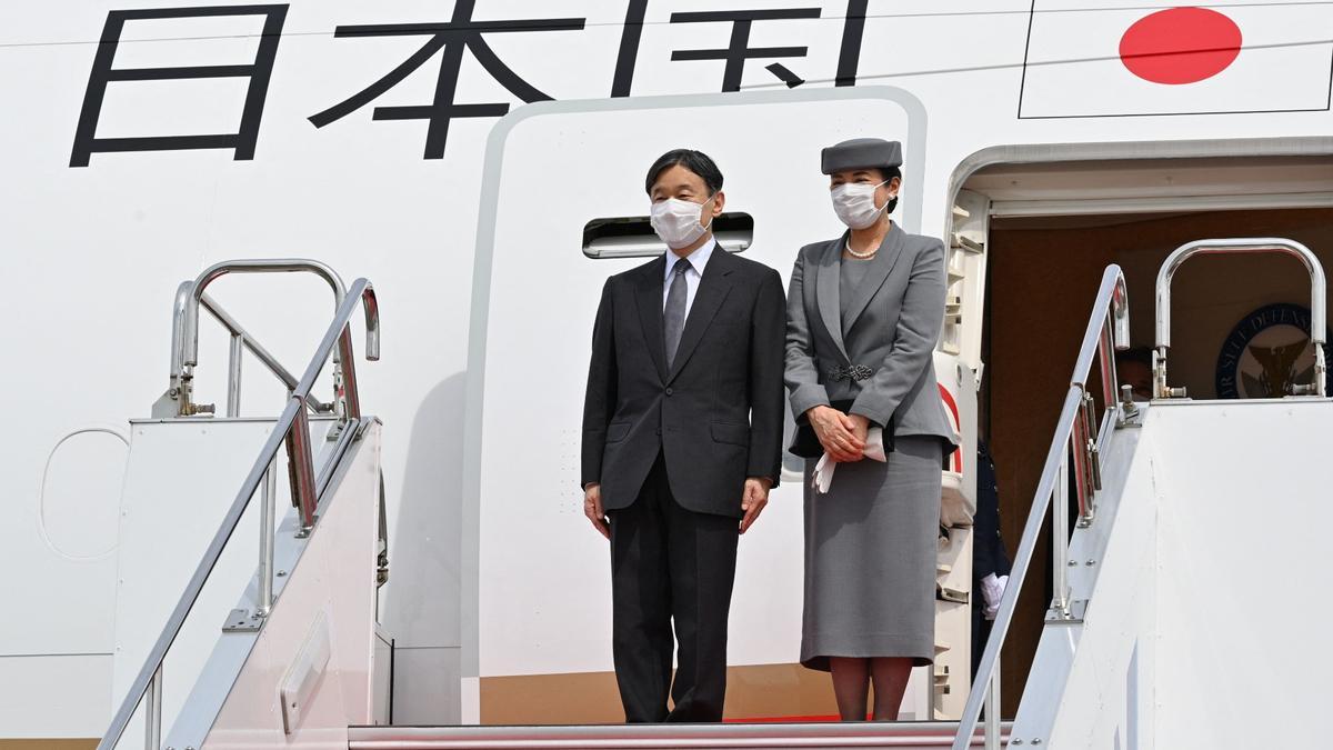 Los emperadores de Japón parten hacia Londres para despedir a la reina Isabel II