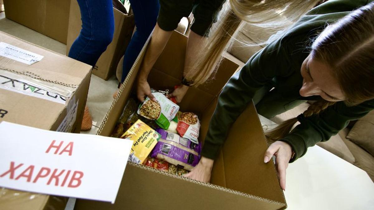 Preparación de cajas con alimentos para enviar a Ucrania.