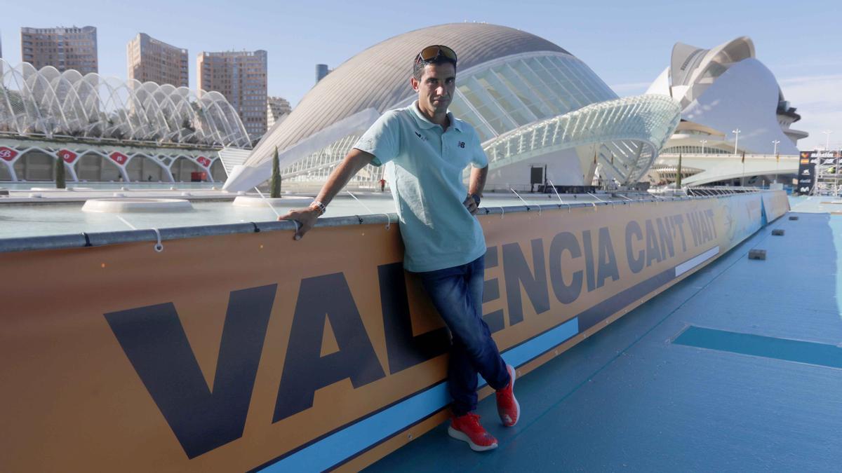 Marc Roig en la pasarela de meta del Maratón de València