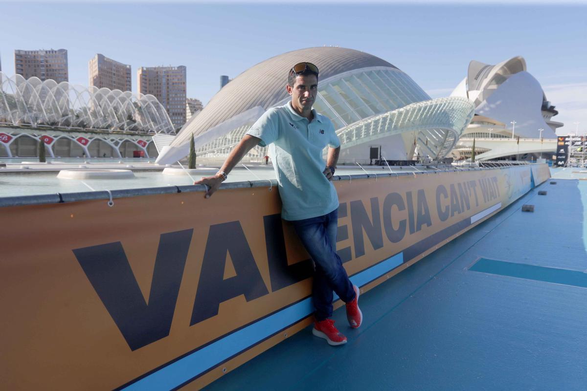 Marc Roig en la pasarela de meta del Maratón de València