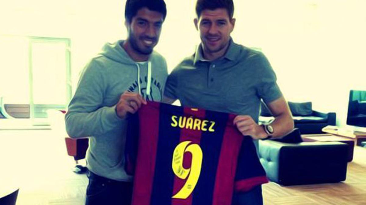 Luis Suárez, con la camiseta que le regaló a Gerrard