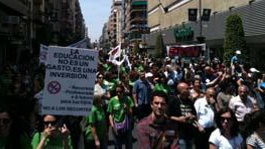 Los manifestantes protestan por el centro de Alicante