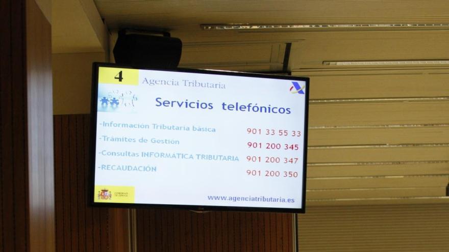 Contribuyentes murcianos esperan para presentar su declaración de la renta.