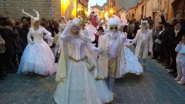 Integrantes del grupo "Cenicienta" aportan elegancia al desfile con sus disfraces y bailes.