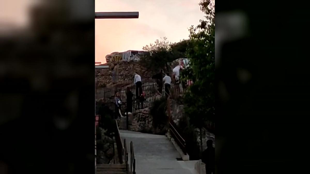 Así se cuelan los turistas en el Turó de la Rovira 'cerrado'