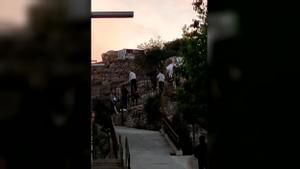 Así se cuelan los turistas en el Turó de la Rovira ’cerrado’.