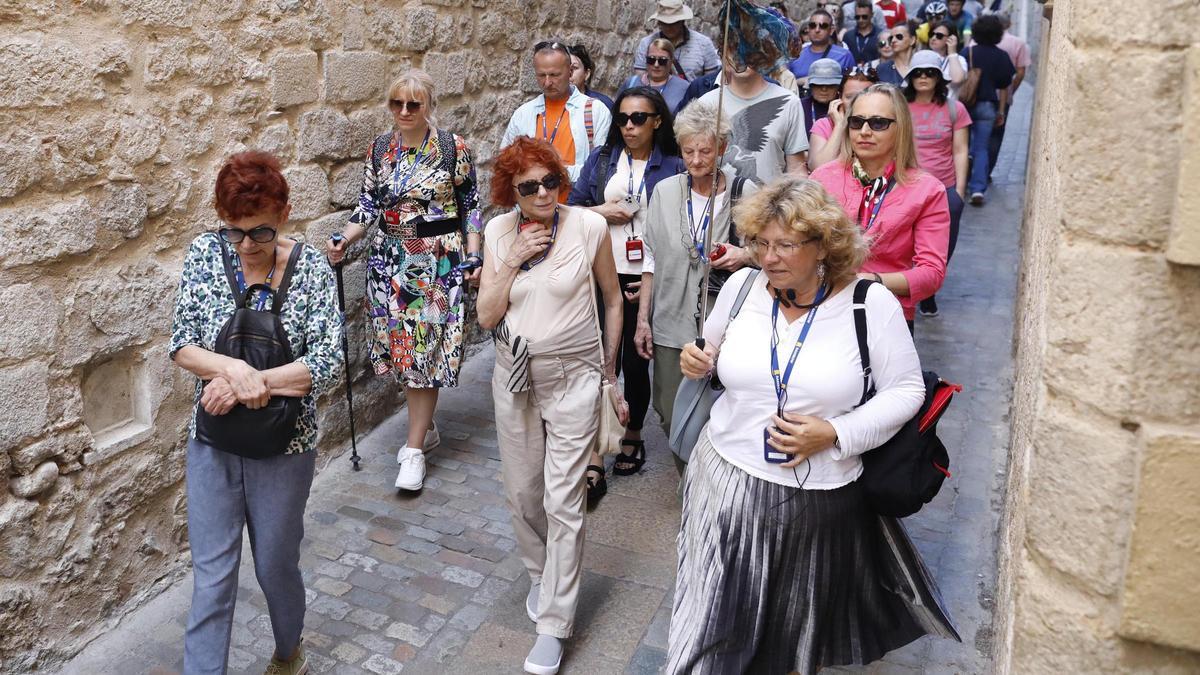 Un grup de turistes al Barri Vell, en una imatge de Temps de Flors de 2023.