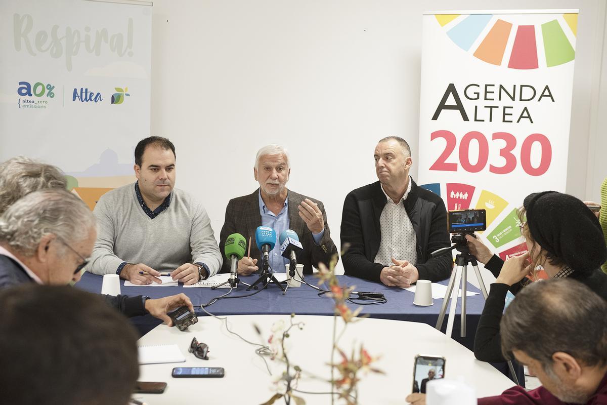 De izquierda a derecha, Miguel de la Hoz (PSOE), alcalde jaume Llinares, y Diego Zaragozi (Compromis) .