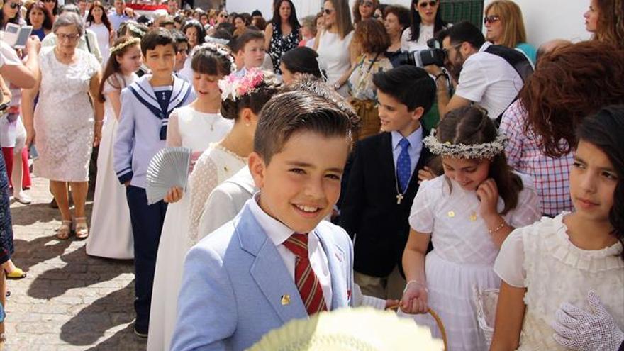 Muchos abanicos contra el calor, en la procesión del Corpus Christi en Monesterio