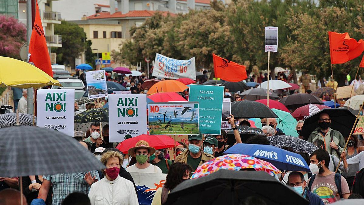 A l’esquerra, pancartes i paraigües en la concentració que es va portar a terme ahir a l’Escala; a la dreta, tractors que van participar en la mobilització.  | BASILI GIRONÈS