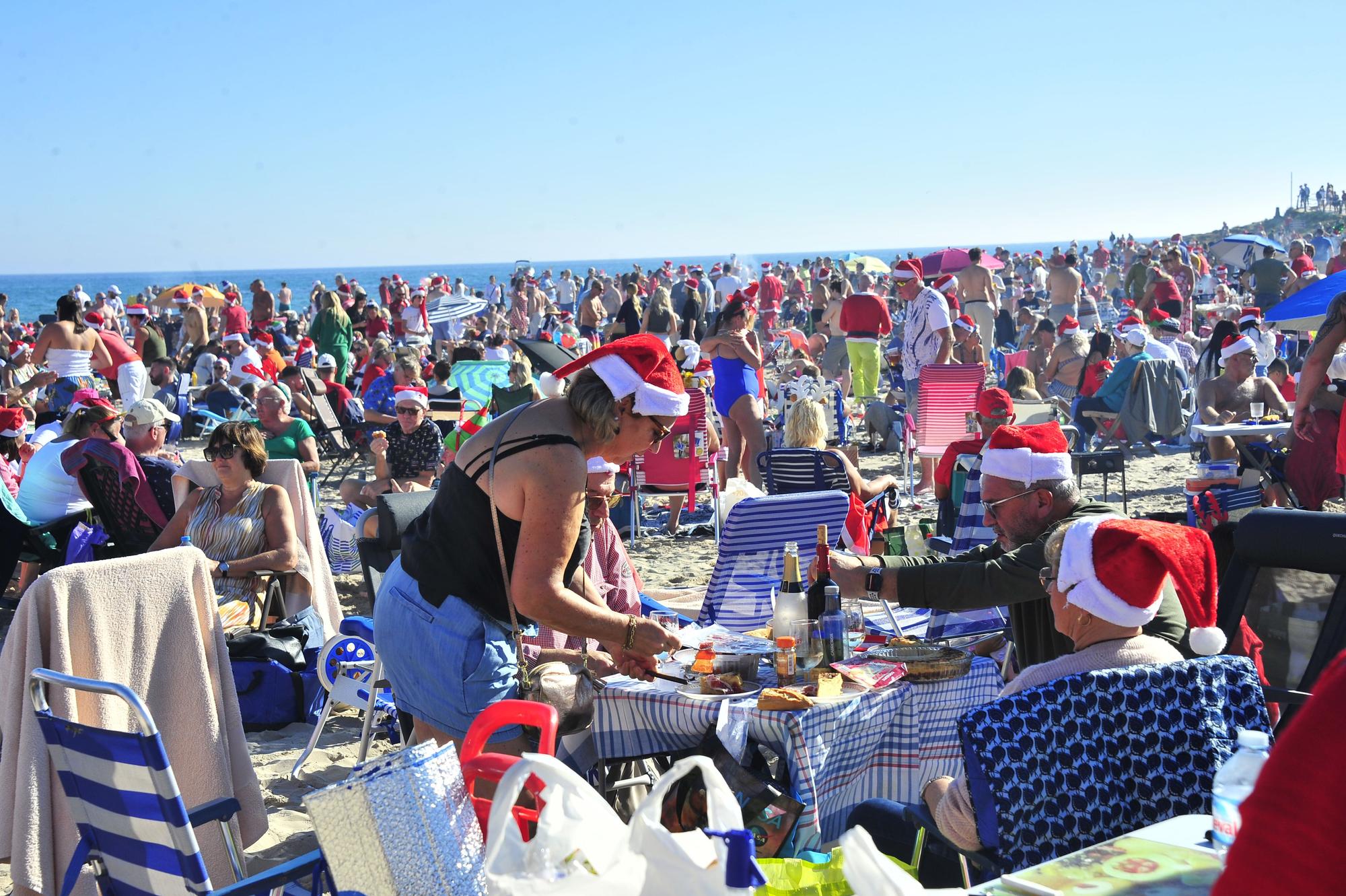 La Zenia ,Orihuela Costa, Los residentes europeos celebran la Navidad con un chapuzón y barbacoas