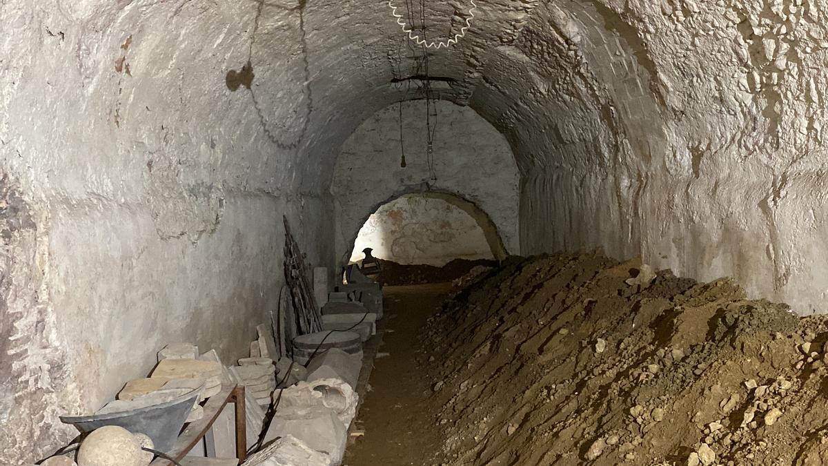 Vista de les cisternes descobertes a Castelló d'Empúries