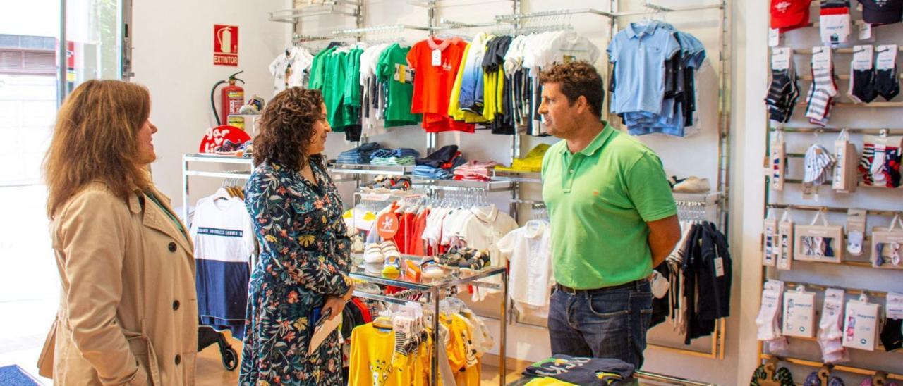 Visita de la consejera Carmen Luz Baso a uno de los comercios beneficiados por la campaña Bonos Consumo Tenerife.