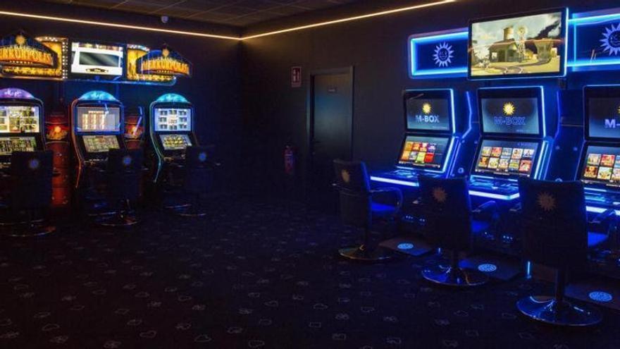 El engaño que "engorda" las tragaperras: así robaba con la técnica del 'stacker' una banda en salones de juego