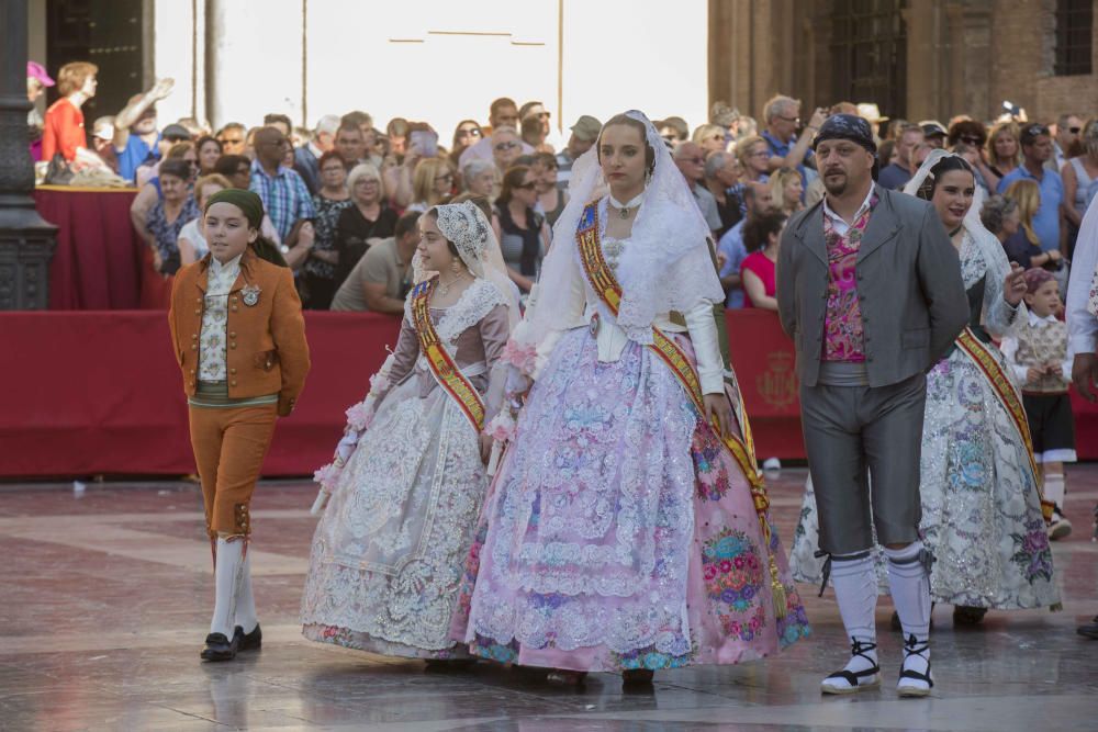 Desfile de las falleras mayores de las diferentes comisiones durante la procesión general de la Mare de Déu dels Desemparats.