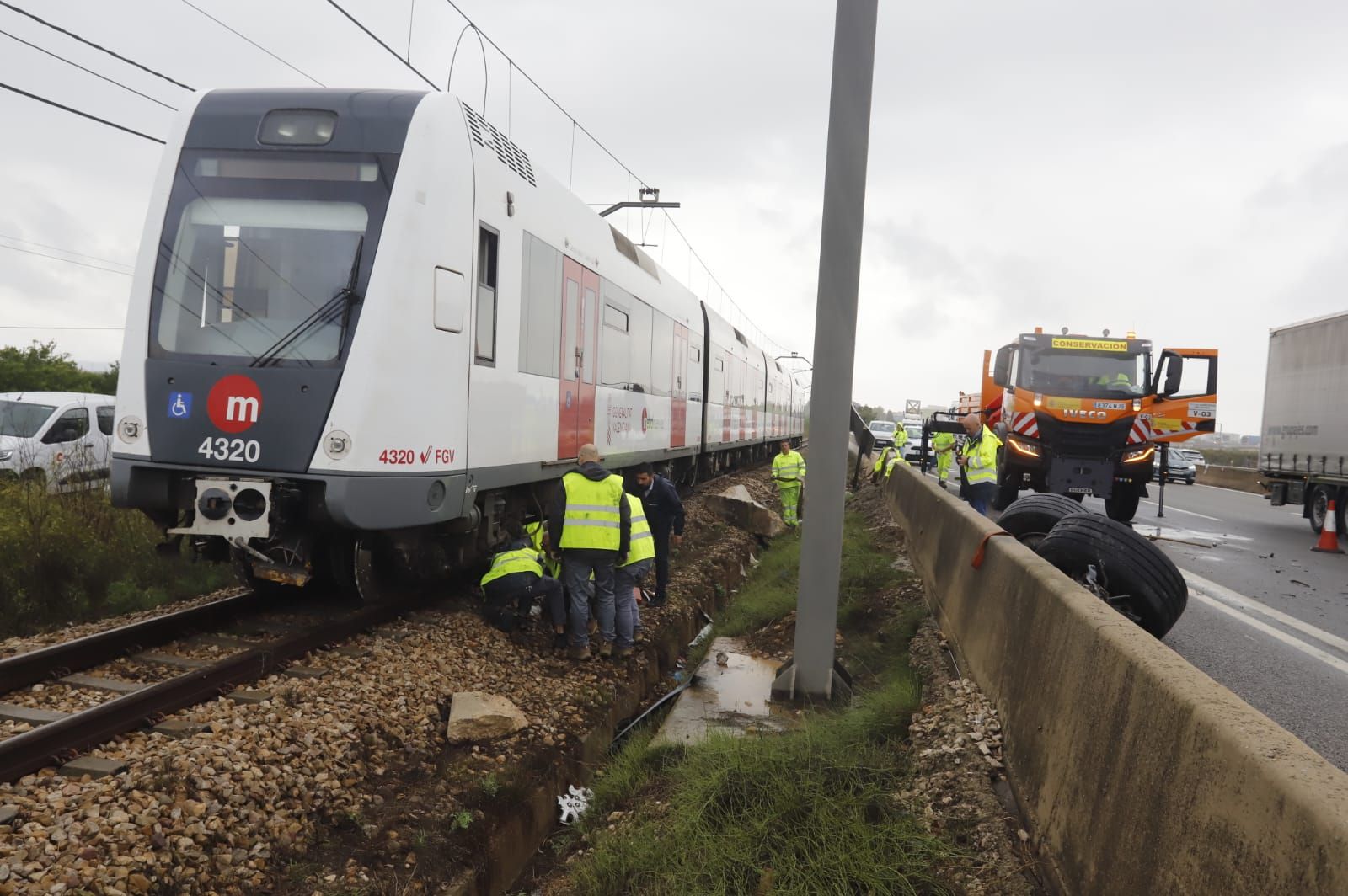 Sin línea de metro y la A-7 cortada tras el choque de un camión con un muro en l'Alcúdia