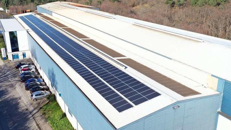 Placas solares instaladas en la sede de Metaldeza en el polígono de Botos.